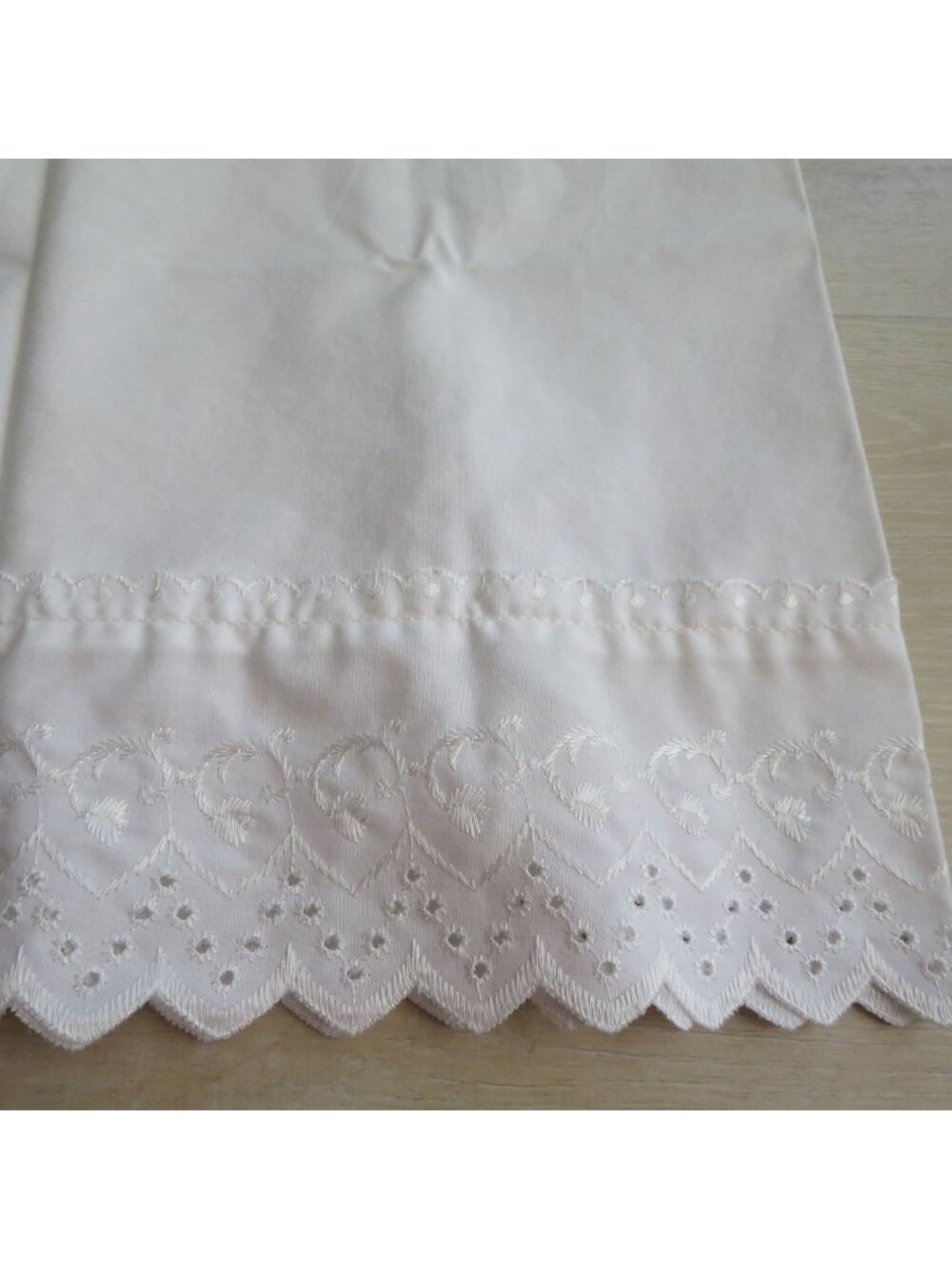 Vintage WestPoint Stevens White Standard Pillowcase Embroidered Scalloped Edge